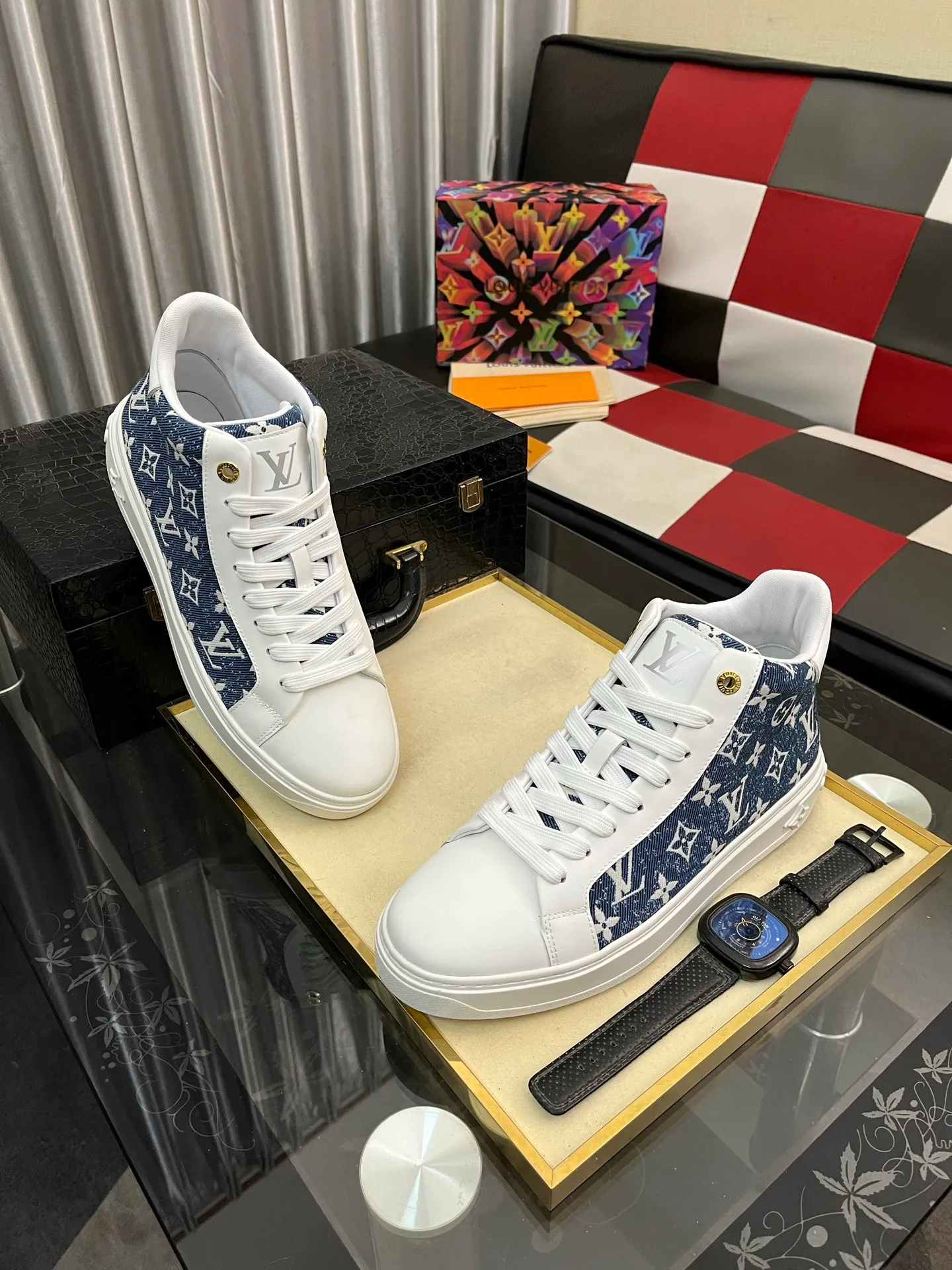 Men's shoes 💰: 560⌚️⌚️ Louis vuitton/LV Louis Vuitton 》Original quality.~ Unique modern style sneakers. 🏃A must-have casual shoe for trendy men😍😍 Original brand imported from Italy, imported original leather, sheep lining (refuses to discolor and grind feet) Sole: Original sole provided by the original factory, French lazy style design ⚠️Fit to the feet, original quality, super comfortable original sole. Code number: 38-444⃣️Color optional